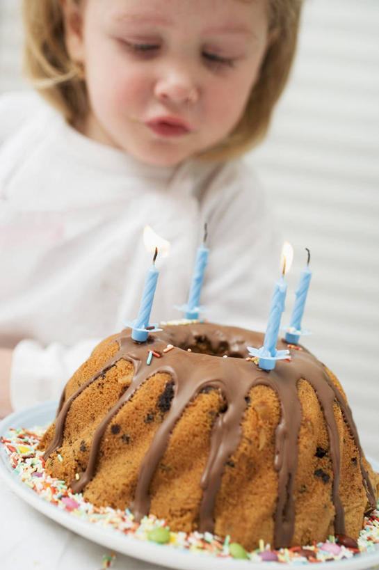 点心,西方人,儿童,一个人,竖图,俯视,室内,白天,纯洁,餐桌,桌子,餐具,蜡烛,欧洲,欧洲人,仅一个女性,仅一个人,阴影,服装,朦胧,模糊,光线,碟子,火焰,盘,影子,烛光,食品,燃烧,注视,休闲装,文化,食物,糕点,小孩,衣服,白色,盘子,碟,生日蛋糕,低头,点燃,观察,看,祈祷,仅一个小孩,休闲,休闲服,可爱,童年,童趣,搭,许愿,服饰,餐台,观看,纪念,祈求,察看,搭着,关注,童真,烂漫,无邪,平安,天真,女孩,女人,女性,白种人,孩子,半身,彩图,高角度拍摄,蛋糕,女生