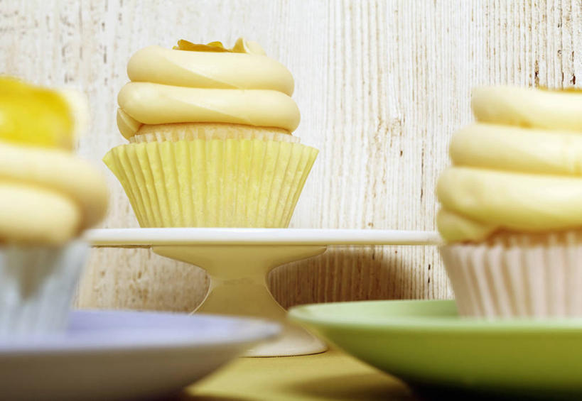 点心,无人,横图,室内,特写,白天,正面,下午茶,餐桌,桌子,柠檬,餐具,水果,阴影,朦胧,模糊,新鲜,反射,碟子,盘,影子,生食,食品,果实,食物,糕点,三个,盘子,碟,有机食品,绿色食品,餐台,纸托,纸杯蛋糕,纸托蛋糕,蛋糕托,蛋糕托纸,蛋糕纸托,益母果,柠果,彩图,蛋糕