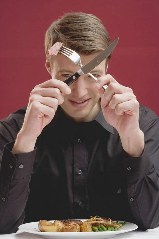 西方人,一个人,坐,笑,微笑,露齿笑,竖图,室内,白天,正面,衬衫,烹饪,西餐,餐桌,桌子,餐具,欧洲,欧洲人,仅一个男性,仅一个人,握,阴影,红色背景,反射,叉子,刀叉,刀子,碟子,盘,影子,肉,牛排,牛肉,料理,食品,注视,菜肴,美食,肉类,食物,仅一个年轻男性,白色,盘子,碟,观察,看,西式,握着,摄影,佳肴,影棚,餐台,观看,察看,关注,餐刀,肉食,餐叉,男人,男性,年轻男性,白种人,进餐用具,坐着,半身,彩图,影棚拍摄,衬衣,拍摄