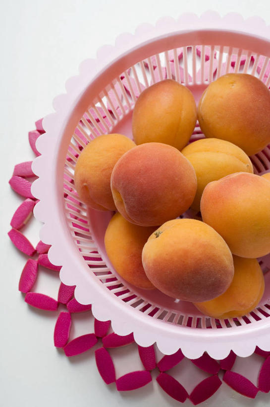 无人,竖图,俯视,室内,特写,白天,白色背景,餐桌,桌子,杏,水果,一堆,许多,阴影,堆叠,堆积,新鲜,反射,影子,塑料,生食,食品,果实,食物,一个,粉色,容器,塑料制品,垫子,碗,摄影,有机食品,绿色食品,影棚,单个,餐台,储藏,堆,储存,杏果,杏子,彩图,高角度拍摄,影棚拍摄,拍摄,贮存