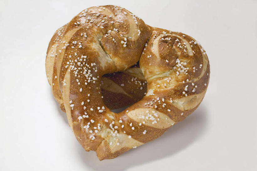 点心,面包,无人,横图,俯视,室内,特写,白天,白色背景,爱情,餐桌,桌子,阴影,爱心,反射,影子,调料,盐,芝麻,食品,面点,调味品,浪漫,调味料,食盐,食物,糕点,温暖,温馨,心形,恩爱,摄影,影棚,餐台,和睦,脂麻,胡麻,白麻,巨胜子,油麻,心型,彩图,高角度拍摄,影棚拍摄,拍摄,融洽