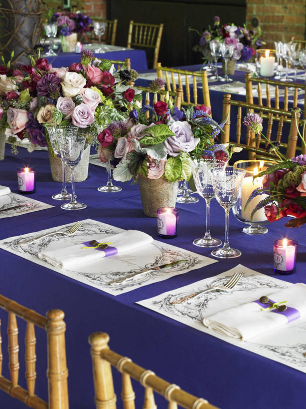 无人,餐厅,竖图,俯视,室内,白天,餐桌,桌子,杯子,餐具,花瓶,蜡烛,叶子,许多,阴影,装饰,盛开,反射,布料,叉子,刀叉,刀子,高脚杯,影子,绿叶,红酒杯,花蕾,布纹,玻璃制品,桌布,花,花瓣,花朵,鲜花,玻璃瓶,餐巾,酒杯,瓶子,台布,花苞,花蕊,嫩叶,餐台,华丽,修饰,点缀,葡萄酒杯,餐刀,餐叉,衬托,美观,雅致,雅观,烛炬,叶,叶片,玻璃杯,进餐用具,彩图,高角度拍摄,餐馆,饭店,饭馆