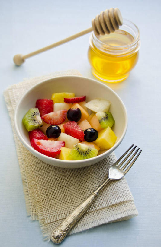 无人,竖图,俯视,室内,特写,白天,餐桌,桌子,草莓,浆果,蓝莓,猕猴桃,餐具,水果,玻璃,一把,一堆,许多,阴影,堆叠,堆积,新鲜,反射,布料,叉子,影子,生食,沙拉,食品,果实,布纹,色拉,沙律,水果沙拉,玻璃制品,桌布,食物,红色,玻璃瓶,餐巾,瓶子,台布,搅拌棒,摄影,有机食品,绿色食品,影棚,餐台,色拉酱,堆,千岛酱,餐叉,广口瓶,搅蜜棒,蜂蜜棒,进餐用具,洋莓,水果皇后,山都柿,奇异果,猕猴梨,蓝浆果,蓝靛果,红莓,地莓,彩图,高角度拍摄,影棚拍摄,拍摄