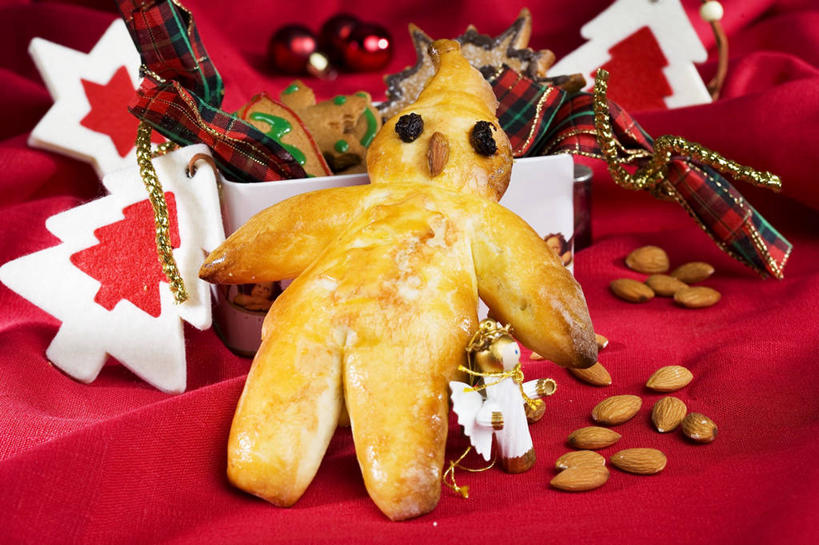 点心,无人,横图,俯视,室内,特写,白天,植物,餐桌,桌子,圣诞节,阴影,红色背景,节日,庆祝,装饰,人形,反射,挂饰,丝绸,丝带,影子,食品,甜点,圣诞树,缎带,圣诞球,文化,绸带,球,树,树木,食物,糕点,绿色,自然,饼干,甜食,零食,庆典,球体,摄影,影棚,生长,成长,餐台,纪念,华丽,修饰,点缀,酥饼,姜饼,衬托,美观,雅致,雅观,姜饼人,装饰饼干,彩图,高角度拍摄,影棚拍摄,拍摄