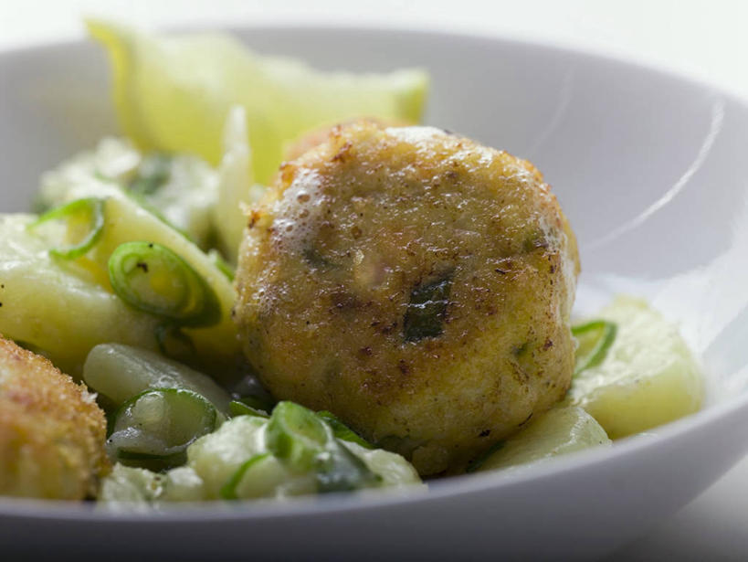 无人,横图,俯视,室内,特写,白天,白色背景,烹饪,西餐,餐桌,桌子,蔬菜,土豆,阴影,新鲜,反射,影子,陶瓷,韭菜,肉,鱼肉,料理,食品,陶瓷制品,菜肴,美食,肉类,食物,一个,白色,容器,碗,西式,摄影,佳肴,有机食品,绿色食品,影棚,单个,餐台,储藏,储存,肉食,起阳草,馍馍蛋,韭,山韭,长生韭,洋芋,山药蛋,马铃薯,彩图,高角度拍摄,影棚拍摄,拍摄,贮存