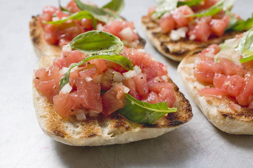 点心,面包,无人,横图,俯视,室内,特写,白天,白色背景,植物,餐桌,桌子,蔬菜,西红柿,叶子,一排,阴影,朦胧,模糊,新鲜,整齐,反射,影子,调味,香料,佐料,食品,面点,绿叶,草药,中药,食物,糕点,排列,红色,香草,四个,嫩叶,摄影,有机食品,绿色食品,影棚,餐台,罗勒,配料,队列,紫苏,药材,中草药,九层塔,圣约瑟夫草,甜罗勒,兰香,中药材,本草,作料,叶,叶片,番茄,彩图,高角度拍摄,影棚拍摄,拍摄