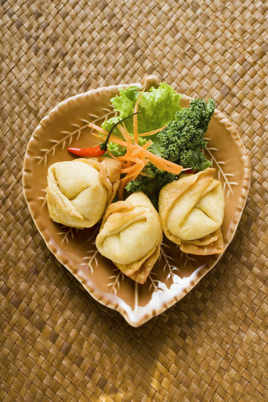 面食,无人,竖图,俯视,室内,特写,白天,中餐,餐桌,桌子,萝卜,胡萝卜,蔬菜,餐具,阴影,新鲜,反射,碟子,盘,影子,生菜,莴苣,料理,食品,饺子,面点,小吃,食物,一个,盘子,碟,中式,摄影,有机食品,绿色食品,影棚,单个,餐台,水饺,春菜,鹅仔菜,莴仔菜,千金菜,叶用莴苣,红萝卜,甘荀,彩图,高角度拍摄,影棚拍摄,拍摄