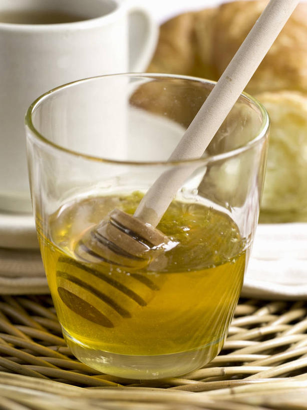 点心,面包,蜂蜜,无人,竖图,俯视,室内,特写,白天,餐桌,桌子,杯子,餐具,阴影,朦胧,模糊,反射,瓷器,碟子,盘,影子,食品,面点,咖啡杯,陶瓷制品,玻璃制品,食物,糕点,一个,盘子,水杯,碟,搅拌棒,单个,餐台,瓷杯,花蜜,止痛,解毒,搅蜜棒,蜂蜜棒,冬酿,石蜜,玻璃杯,彩图,高角度拍摄