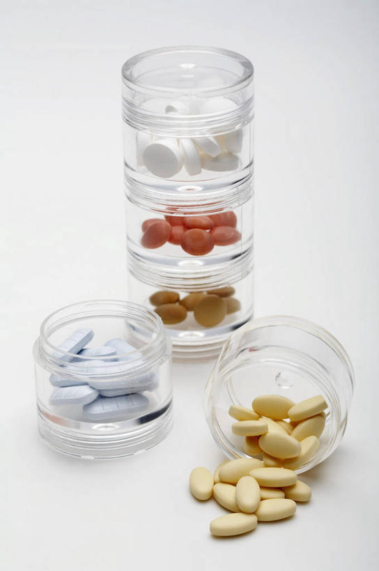 无人,竖图,俯视,室内,特写,白天,白色背景,安全,餐桌,桌子,静物,玻璃,一堆,许多,阴影,堆叠,堆积,反射,药剂,药丸,影子,防护,药片,玻璃制品,容器,药品,碗,治疗,摄影,影棚,餐台,储藏,堆,保护,药物,医疗,储存,保险,预防,平安,彩图,高角度拍摄,影棚拍摄,拍摄,贮存