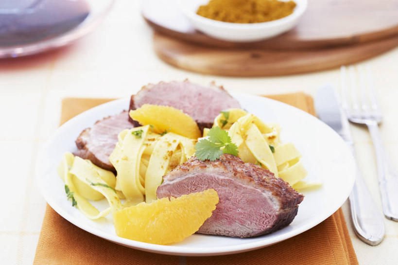 面食,面条,意大利面,无人,横图,俯视,室内,特写,白天,西餐,餐桌,桌子,柑橘,餐具,水果,阴影,新鲜,反射,布料,叉子,刀叉,刀子,碟子,盘,影子,面,肉,生食,料理,食品,果实,布纹,鸭肉,肉类,桌布,食物,白色,盘子,餐巾,碟,台布,西式,有机食品,绿色食品,餐台,餐刀,肉食,餐叉,进餐用具,橘子,桔子,橙子,橙,彩图,高角度拍摄