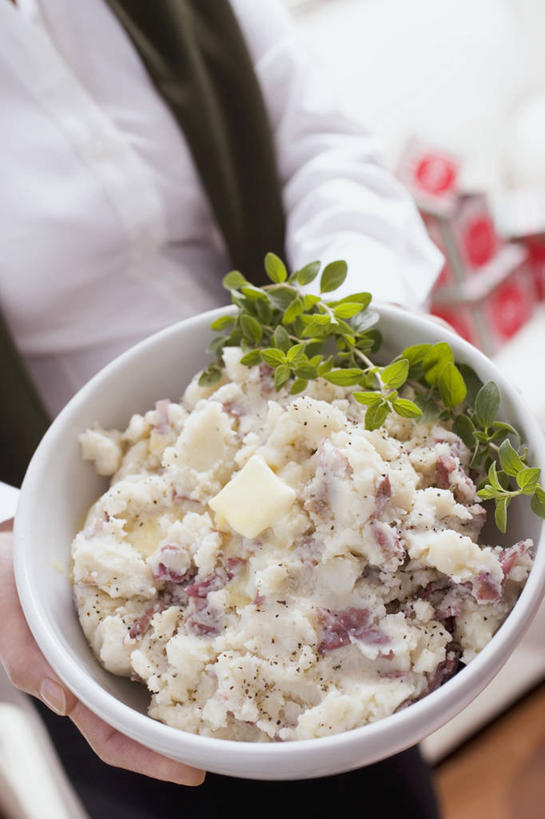 西方人,一个人,捧,竖图,俯视,室内,特写,白天,烹饪,西餐,蔬菜,叶子,欧洲,欧洲人,仅一个年轻女性,仅一个女性,仅一个人,一堆,许多,阴影,堆叠,堆积,服装,新鲜,反射,影子,陶瓷,黄油,料理,食品,绿叶,陶瓷制品,土豆泥,休闲装,菜肴,美食,食物,一个,衣服,白色,容器,碗,休闲,休闲服,嫩叶,西式,服饰,佳肴,有机食品,绿色食品,单个,储藏,堆,乳制品,储存,白脱油,乳脂,马铃薯泥,薯蓉,年轻女性,女人,女性,白种人,叶,叶片,端,端着,捧着,手捧,半身,彩图,高角度拍摄,贮存