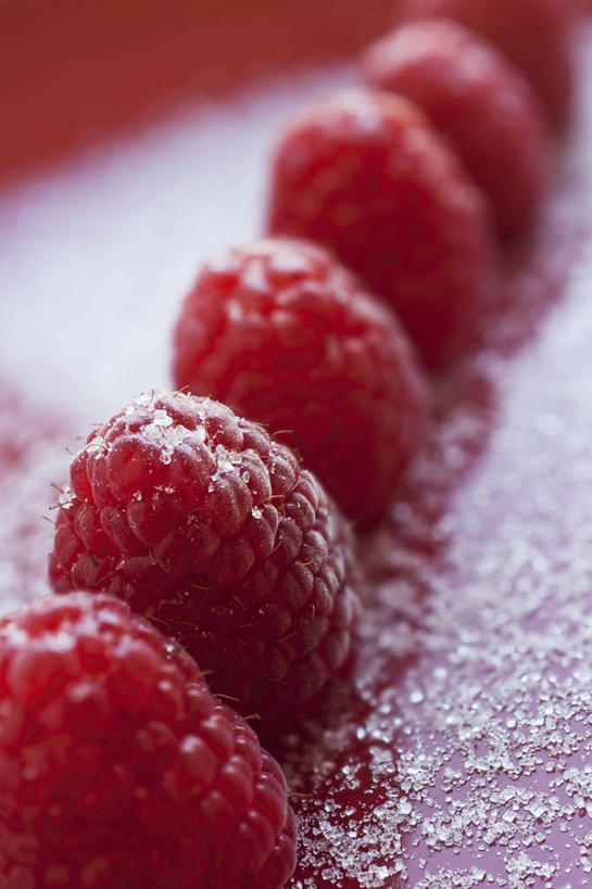 无人,竖图,俯视,室内,特写,白天,餐桌,桌子,水果,一排,许多,阴影,朦胧,模糊,新鲜,整齐,反射,粉末,影子,调料,生食,食品,糖,果实,调味品,调味料,食物,排列,红色,粉,有机食品,绿色食品,餐台,队列,山莓,树莓,三月泡,四月泡,山抛子,刺葫芦,悬钩子,馒头菠,高脚菠,龙船泡,泡儿刺,糖粉,粉状,粉剂,彩图,高角度拍摄,糖类