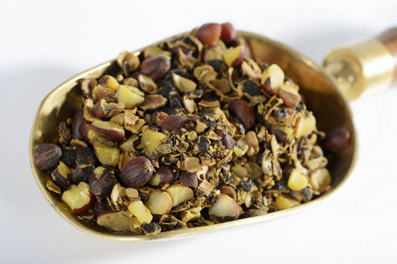 无人,横图,俯视,室内,特写,白天,白色背景,植物,餐桌,桌子,一堆,许多,阴影,堆叠,堆积,朦胧,模糊,反射,铲子,影子,草药,药草,中药,畚箕,容器,摄影,影棚,簸箕,餐台,储藏,堆,储存,药材,中草药,中药材,本草,彩图,高角度拍摄,影棚拍摄,拍摄,贮存