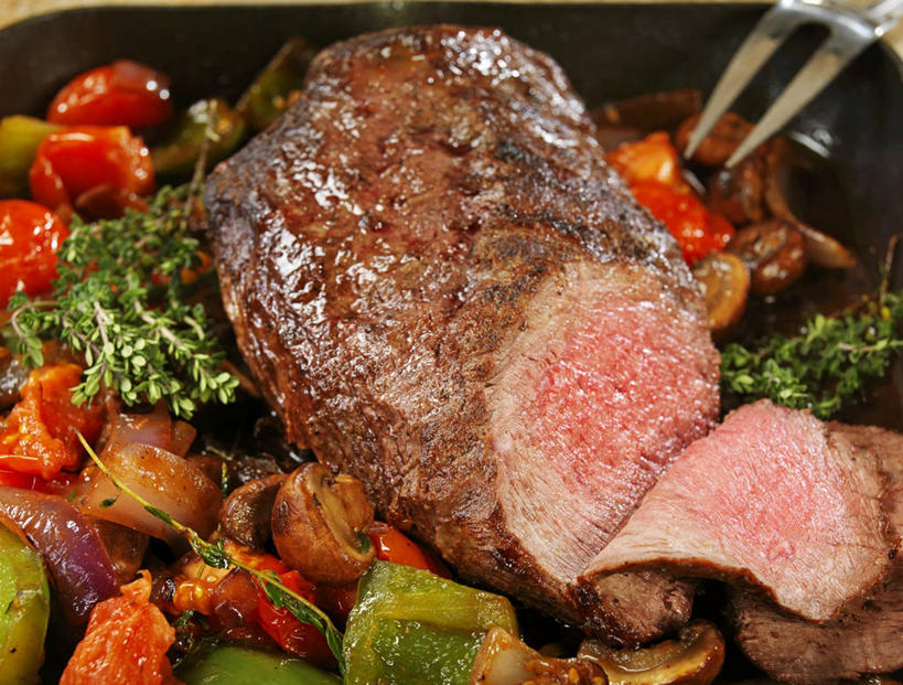 无人,横图,俯视,室内,特写,白天,烹饪,西餐,辣椒,蔬菜,餐具,金属制品,一堆,许多,切开,阴影,堆叠,堆积,新鲜,芳香,反射,金属,叉子,影子,肉,牛排,牛肉,料理,食品,菜肴,美食,肉类,食物,红色,绿色,香草,切,西式,佳肴,有机食品,绿色食品,堆,吉祥,百里香,麝香草,剖面,肉食,彩椒,餐叉,切面,辣角,红海椒,大椒,辣虎,广椒,如意,勇气,勇敢,地椒,自尊,不屈,平安,进餐用具,甜椒,柿子椒,辣子,海椒,番椒,灯笼椒,彩图,高角度拍摄