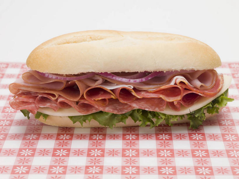 面包,奶酪,无人,横图,俯视,室内,特写,白天,白色背景,烹饪,西餐,餐桌,桌子,蔬菜,洋葱,阴影,新鲜,反射,布料,影子,生菜,莴苣,肉,干酪,起司,三明治,料理,食品,面点,芝士,营养,布纹,火腿,猪肉,菜肴,美食,肉类,桌布,食物,腌制,糕点,一个,餐巾,台布,快餐,乳酪,西式,摄影,佳肴,有机食品,绿色食品,影棚,单个,餐台,乳制品,玉葱,发酵,肉食,西式快餐,三文治,豚肉,春菜,鹅仔菜,莴仔菜,千金菜,叶用莴苣,熏制,火肉,兰熏,猪腿,圆葱,洋葱头,球葱,葱头,彩图,高角度拍摄,影棚拍摄,拍摄