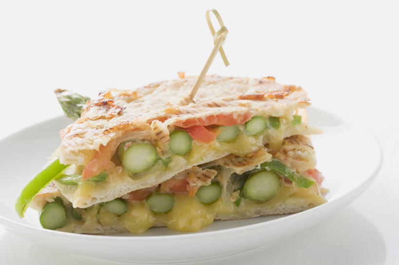 奶酪,无人,横图,俯视,室内,特写,白天,白色背景,烹饪,西餐,餐桌,桌子,芦笋,蔬菜,餐具,阴影,新鲜,反射,碟子,盘,影子,干酪,起司,三明治,料理,食品,芝士,营养,菜肴,美食,食物,一个,白色,盘子,碟,快餐,乳酪,西式,摄影,佳肴,有机食品,绿色食品,影棚,单个,餐台,乳制品,横截面,发酵,剖面,西式快餐,三文治,截面,截面图形,猪尾巴,药鸡豆子,石刁柏,蚂蚁杆,龙须菜,狼尾巴根,彩图,高角度拍摄,影棚拍摄,拍摄