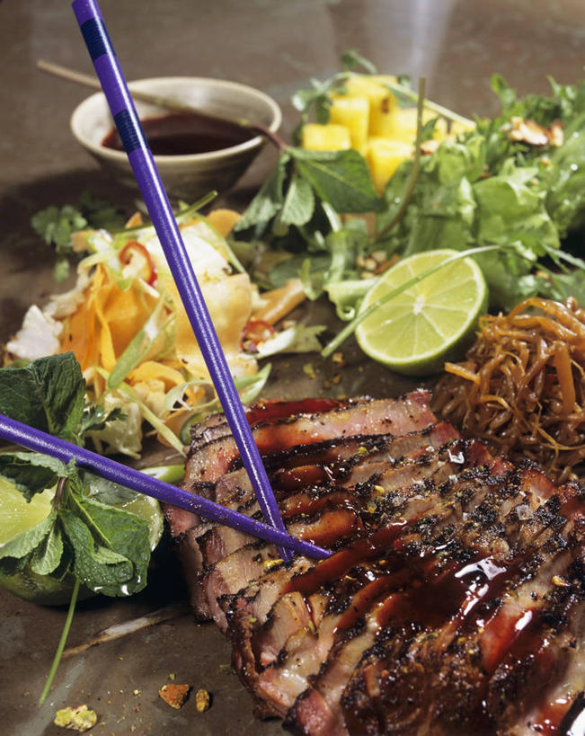 无人,竖图,俯视,室内,特写,白天,烹饪,中餐,餐桌,筷子,桌子,蔬菜,餐具,水果,一双,阴影,新鲜,反射,碟子,盘,影子,调料,肉,生食,牛肉,料理,食品,果实,调味品,调味料,文化,传统,酱油,菜肴,美食,肉类,食物,盘子,碟,中式,佳肴,有机食品,绿色食品,餐台,礼节,礼仪,肉食,酸橙,代代,豉油,进餐用具,橙子,橙,彩图,高角度拍摄