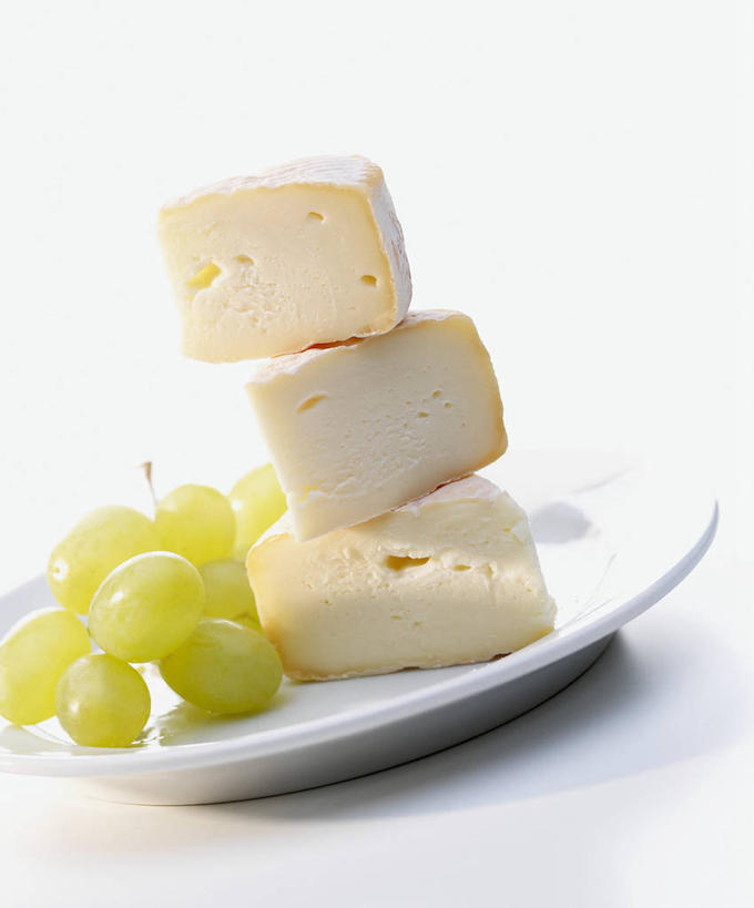 奶酪,无人,竖图,俯视,室内,特写,白天,白色背景,餐桌,桌子,葡萄,餐具,水果,三块,一串,一堆,阴影,堆叠,堆积,新鲜,反射,碟子,盘,影子,生食,干酪,起司,食品,果实,芝士,营养,食物,一个,绿色,白色,盘子,碟,乳酪,摄影,有机食品,绿色食品,影棚,单个,餐台,堆,乳制品,发酵,山葫芦,蒲桃,草龙珠,彩图,高角度拍摄,影棚拍摄,拍摄
