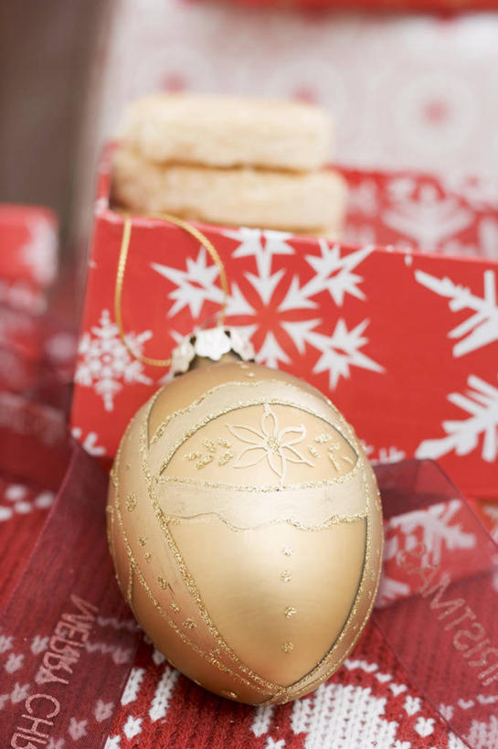 点心,无人,竖图,俯视,室内,特写,白天,餐桌,桌子,圣诞节,阴影,节日,朦胧,模糊,庆祝,装饰,反射,挂饰,影子,食品,圣诞球,文化,盒子,球,食物,一个,容器,饼干,零食,庆典,球体,单个,餐台,纪念,储藏,华丽,修饰,点缀,储存,衬托,美观,雅致,雅观,彩图,高角度拍摄,贮存