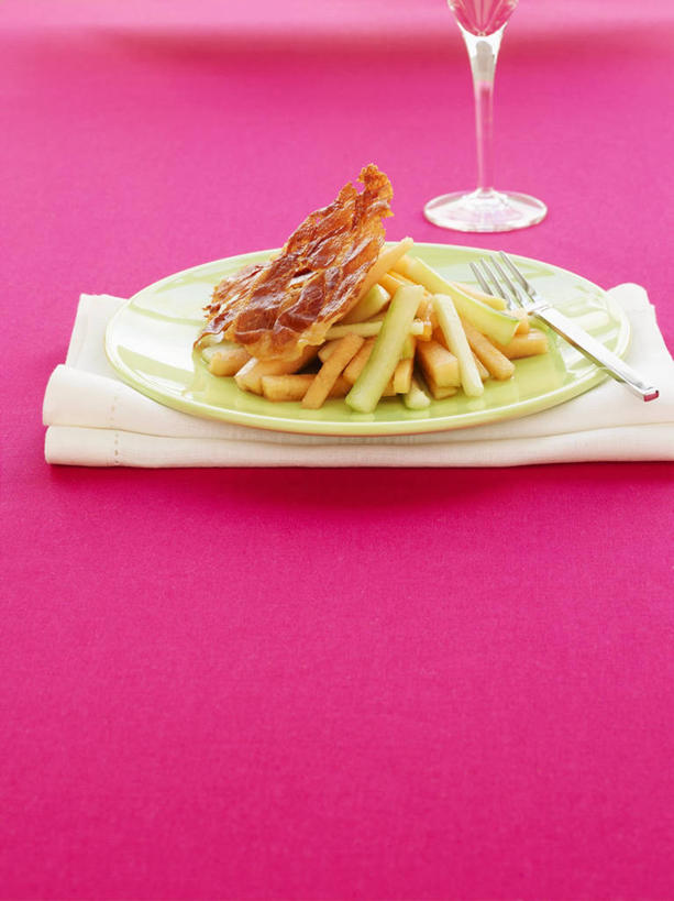 无人,竖图,俯视,室内,特写,白天,烹饪,西餐,餐桌,桌子,餐具,水果,一堆,许多,阴影,堆叠,堆积,新鲜,反射,布料,叉子,刀叉,刀子,碟子,盘,影子,肉,生食,料理,食品,果实,布纹,火腿,猪肉,菜肴,美食,肉类,桌布,食物,腌制,盘子,餐巾,碟,台布,西式,佳肴,有机食品,绿色食品,餐台,堆,餐刀,肉食,餐叉,豚肉,熏制,火肉,兰熏,猪腿,进餐用具,彩图,高角度拍摄