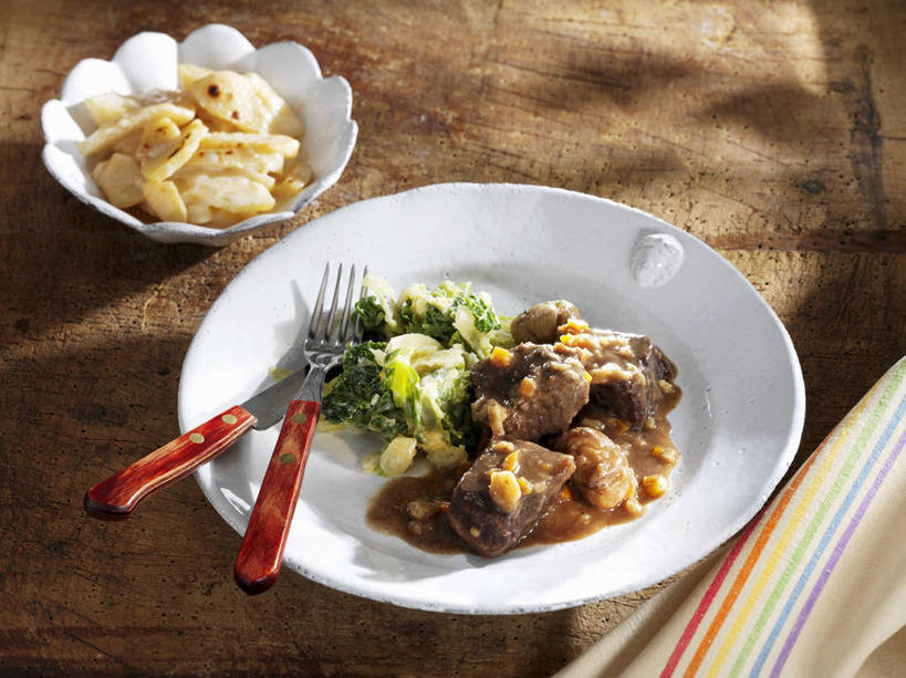 无人,横图,俯视,室内,特写,白天,烹饪,西餐,餐桌,桌子,蔬菜,椰菜,卷心菜,阴影,新鲜,反射,影子,陶瓷,肉,牛肉,料理,食品,陶瓷制品,菜肴,美食,肉类,食物,白色,容器,碗,甘蓝,西式,摄影,佳肴,有机食品,绿色食品,影棚,餐台,储藏,储存,肉食,结球甘蓝,甘兰,包心菜,彩图,高角度拍摄,影棚拍摄,拍摄,贮存