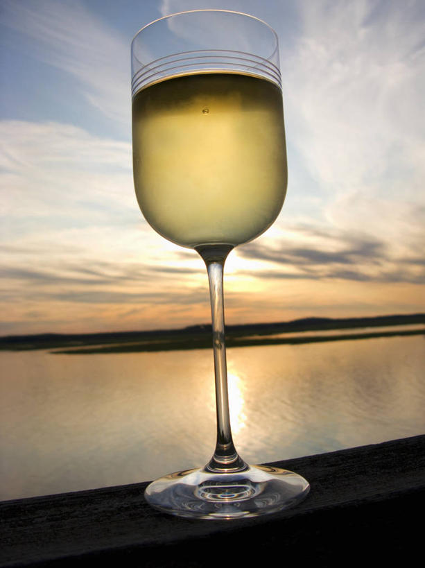 红酒,葡萄酒,无人,竖图,室外,特写,白天,正面,湖,湖泊,美景,日落,沙滩,水,杯子,阴影,朦胧,模糊,光线,高脚杯,沙子,影子,海岸,湖面,景观,水流,水面,晚霞,霞光,云,云朵,落日,红酒杯,沙地,白葡萄酒,酒类,一杯,云彩,玻璃制品,酒,饮料,蓝色,白云,蓝天,天空,阳光,自然,黄昏,酒杯,湖水,天,景色,彩霞,晴朗,葡萄酒杯,自然风光,夕照,玻璃杯,海滩,晴空,夕阳,彩图,斜阳