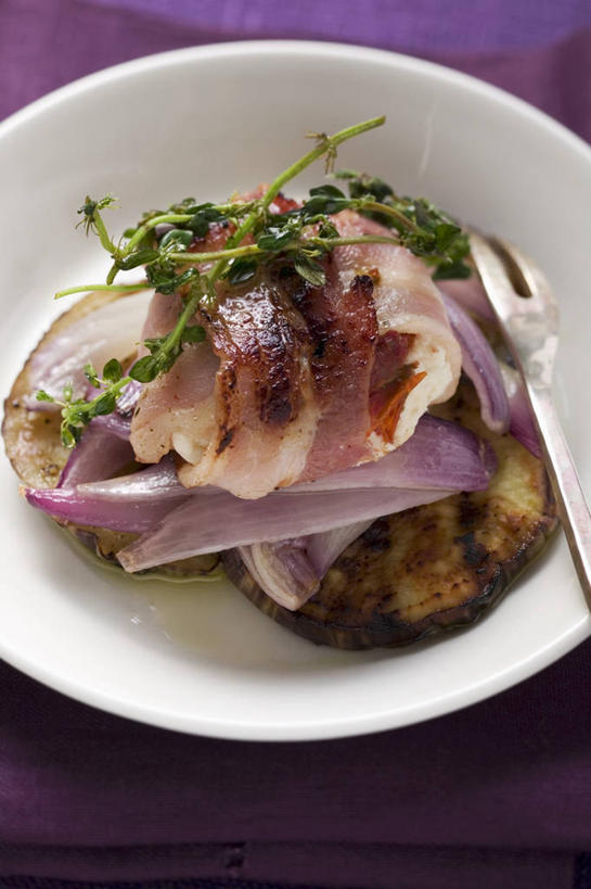 奶酪,无人,竖图,俯视,室内,特写,白天,烹饪,西餐,餐桌,桌子,茄子,蔬菜,餐具,一把,阴影,紫色背景,新鲜,反射,叉子,影子,陶瓷,肉,干酪,起司,料理,食品,陶瓷制品,芝士,营养,猪肉,菜肴,美食,肉类,食物,一个,白色,容器,碗,乳酪,西式,摄影,佳肴,有机食品,绿色食品,影棚,单个,餐台,储藏,乳制品,储存,发酵,肉食,餐叉,豚肉,进餐用具,落苏,酪酥,昆仑瓜,矮瓜,彩图,高角度拍摄,影棚拍摄,拍摄,贮存