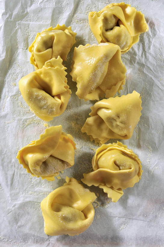 面食,面条,意大利面,无人,竖图,俯视,室内,特写,白天,西餐,餐桌,桌子,一排,许多,阴影,整齐,反射,影子,面,料理,食品,食物,排列,黄色,西式,餐台,队列,彩图,高角度拍摄