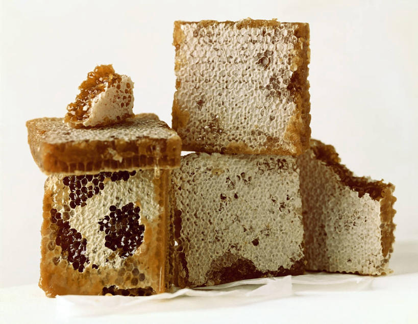 蜂蜜,无人,横图,室内,特写,白天,白色背景,正面,餐桌,桌子,一堆,许多,阴影,堆叠,堆积,反射,蜂巢,蜂窝,影子,摄影,影棚,餐台,堆,花蜜,止痛,解毒,冬酿,石蜜,彩图,影棚拍摄,拍摄