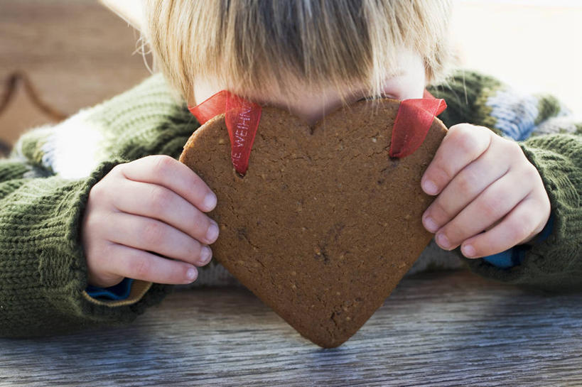 点心,西方人,儿童,脸,头,脸颊,手,一个人,横图,俯视,室内,特写,白天,毛衣,纯洁,餐桌,桌子,欧洲,圣诞节,欧洲人,双手,仅一个男性,仅一个人,握,阴影,服装,节日,庆祝,反射,木制,丝绸,丝带,影子,食品,甜点,缎带,休闲装,文化,肩膀,绸带,食物,糕点,一个,小孩,衣服,木制品,饼干,甜食,零食,仅一个小孩,庆典,休闲,手部,休闲服,可爱,童年,童趣,握着,遮,遮掩,服饰,单个,餐台,纪念,掩盖,遮挡,线衫,童真,烂漫,无邪,姜饼,遮盖,掩饰,德式姜饼,天真,男孩,男人,男性,白种人,孩子,头部,脸部,脸蛋,面部,半身,彩图,高角度拍摄,绒衣,套衫,套头毛衣,线衣,男生