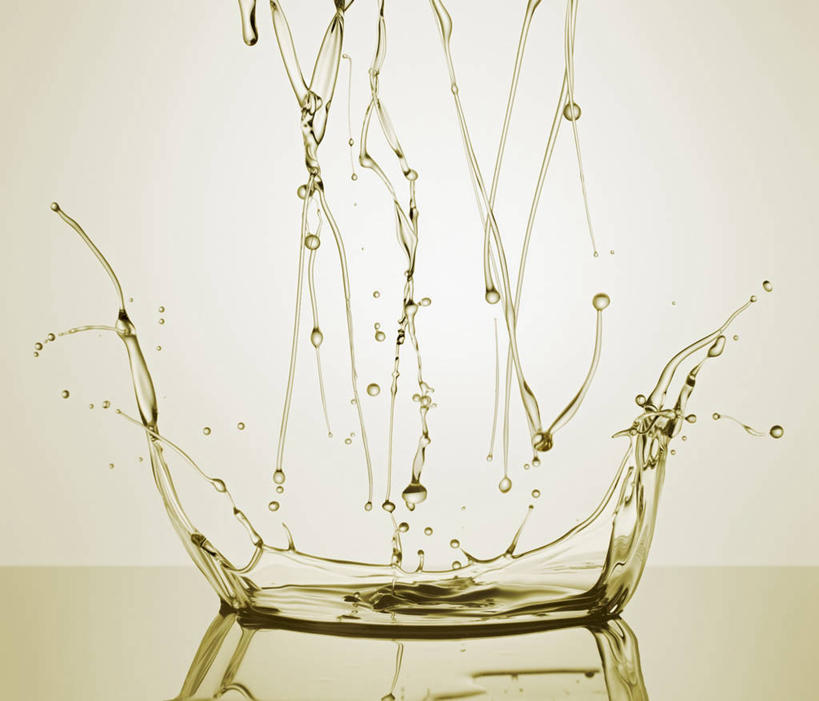 无人,横图,室内,特写,白天,正面,石油,水,餐桌,桌子,阴影,飞溅,黄色背景,溅,反射,液体,影子,水滴,油,水珠,摄影,影棚,能源,餐台,燃料,喷洒,能量,煤矿,矿业,化石燃料,彩图,影棚拍摄,拍摄