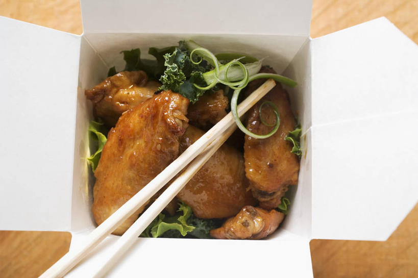 无人,横图,俯视,室内,特写,白天,烹饪,餐桌,筷子,桌子,蔬菜,餐具,一堆,一双,许多,阴影,堆叠,堆积,新鲜,反射,木制,影子,纸盒,料理,食品,文化,传统,鸡翅,菜肴,美食,盒子,食物,包装盒,木制品,佳肴,有机食品,绿色食品,餐台,堆,礼节,礼仪,进餐用具,彩图,高角度拍摄