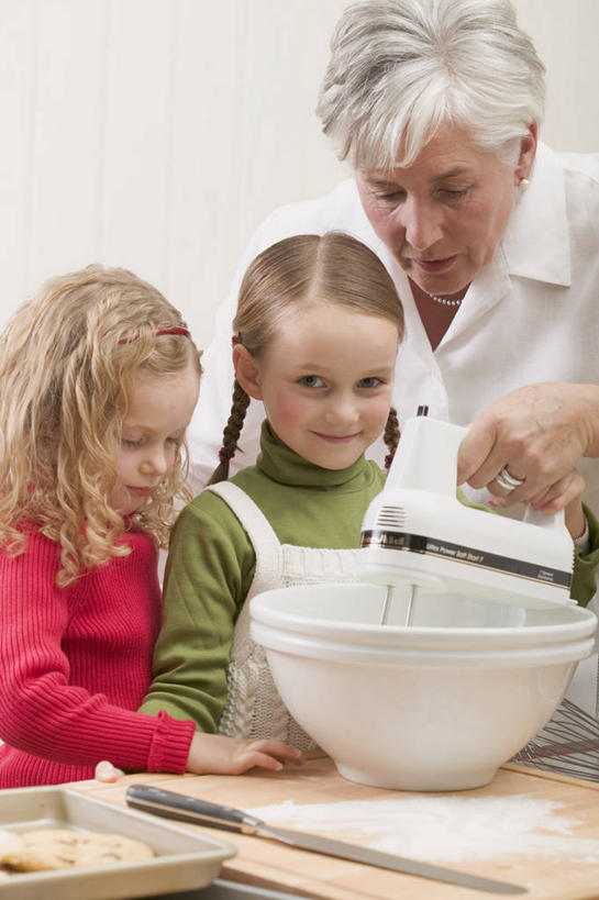 牛奶,西方人,儿童,老年人,三个人,家庭,祖母,站,笑,微笑,竖图,室内,白天,正面,纯洁,餐桌,厨房,桌子,欧洲,圣诞节,欧洲人,倒,阴影,服装,节日,庆祝,反射,木制,粉末,围裙,影子,陶瓷,面粉,陶瓷制品,饮品,营养,粮食,注视,休闲装,文化,饮料,小孩,衣服,白色,木制品,容器,碗,观察,看,站着,庆典,休闲,温暖,温馨,一家人,休闲服,粉,可爱,童年,童趣,服饰,奶奶,餐台,观看,纪念,祖孙,储藏,农产品,和睦,察看,乳制品,奶,牛乳,储存,关注,童真,烂漫,无邪,原材料,外婆,外孙女,外祖母,安神,粉状,天真,老年女性,女孩,女人,女性,白种人,孩子,孙女,站立,半身,彩图,灶间,融洽,贮存,女生