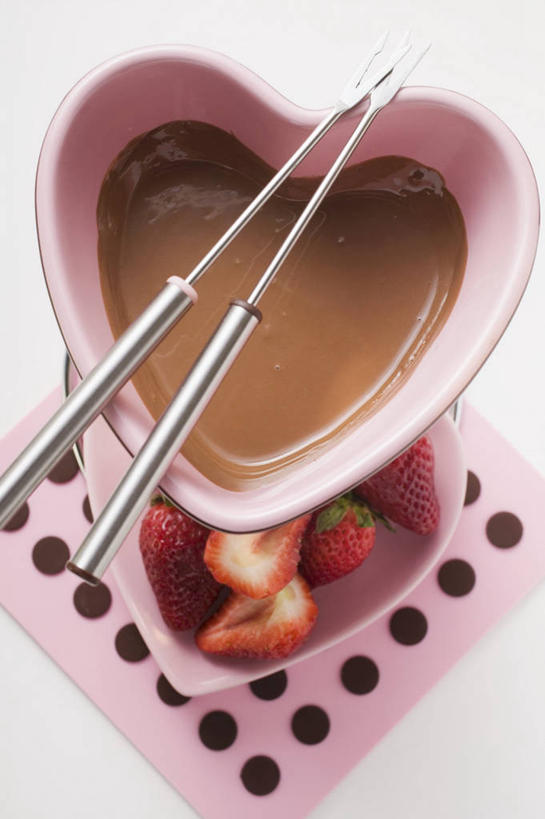 无人,竖图,俯视,室内,特写,白天,白色背景,爱情,餐桌,桌子,草莓,浆果,水果,金属制品,阴影,爱心,新鲜,反射,金属,叉子,影子,陶瓷,生食,食品,甜品,果实,陶瓷制品,浪漫,食物,粉色,红色,容器,碗,甜食,巧克力,巧克力酱,温暖,温馨,心形,恩爱,摄影,有机食品,绿色食品,影棚,餐台,储藏,朱古力,和睦,储存,心型,洋莓,水果皇后,红莓,地莓,彩图,高角度拍摄,影棚拍摄,拍摄,融洽,贮存