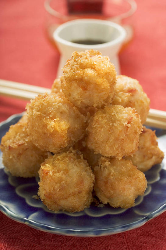 无人,竖图,俯视,室内,特写,白天,烹饪,西餐,餐桌,筷子,桌子,餐具,一堆,一双,许多,阴影,堆叠,堆积,反射,碟子,盘,影子,油炸,料理,食品,文化,传统,菜肴,美食,食物,一个,盘子,碟,西式,佳肴,单个,餐台,堆,礼节,礼仪,虾球,进餐用具,彩图,高角度拍摄