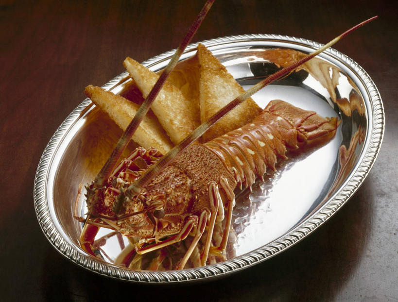 点心,海鲜,面包,龙虾,无人,横图,俯视,室内,特写,白天,餐桌,桌子,餐具,金属制品,阴影,反射,金属,木制,碟子,盘,影子,虾,食品,面点,吐司,水产,海洋生物,食物,糕点,一个,一只,盘子,木制品,碟,单个,餐台,法式面包,水生动物,海产品,水生物,吐司面包,海底动物,彩图,高角度拍摄,多士,听型面包