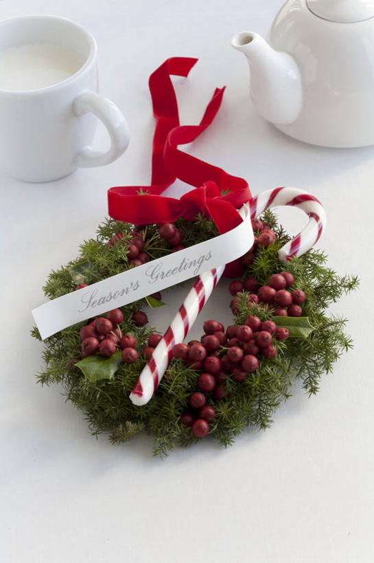 无人,竖图,俯视,室内,特写,白天,白色背景,餐桌,桌子,杯子,阴影,装饰,反射,壶,花环,丝绸,丝带,影子,食品,糖,糖果,甜点,甜品,缎带,绸带,水壶,食物,红色,茶壶,容器,水杯,甜食,摄影,影棚,餐台,华丽,修饰,圣诞花环,点缀,硬糖,拐杖糖,衬托,美观,雅致,雅观,圣诞圈,茶杯,彩图,高角度拍摄,影棚拍摄,拍摄