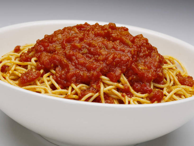 面食,面条,意大利面,无人,横图,俯视,室内,特写,白天,白色背景,西餐,餐桌,桌子,一堆,许多,阴影,堆叠,堆积,反射,影子,陶瓷,调料,酱料,酱汁,面,茄汁,佐料,料理,食品,陶瓷制品,调味品,调味料,番茄酱,酱,食物,一个,白色,容器,碗,西式,摄影,影棚,单个,餐台,储藏,堆,储存,彩图,高角度拍摄,影棚拍摄,拍摄,贮存