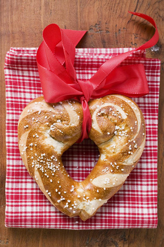 点心,面包,无人,竖图,俯视,室内,特写,白天,爱情,餐桌,桌子,阴影,爱心,装饰,反射,木制,丝绸,丝带,影子,调料,盐,食品,面点,缎带,调味品,浪漫,调味料,食盐,绸带,食物,糕点,一个,红色,木制品,温暖,温馨,心形,恩爱,单个,餐台,华丽,修饰,点缀,和睦,衬托,美观,雅致,雅观,心型,彩图,高角度拍摄,融洽