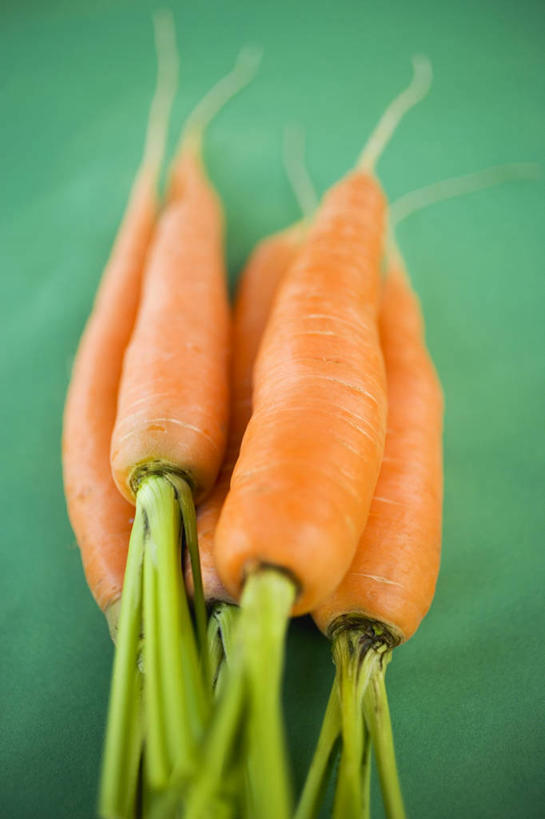 无人,竖图,俯视,室内,特写,白天,餐桌,桌子,萝卜,胡萝卜,蔬菜,一堆,许多,绿色背景,阴影,堆叠,堆积,朦胧,模糊,新鲜,反射,影子,食品,食物,橙色,摄影,有机食品,绿色食品,影棚,餐台,堆,红萝卜,甘荀,彩图,高角度拍摄,影棚拍摄,拍摄