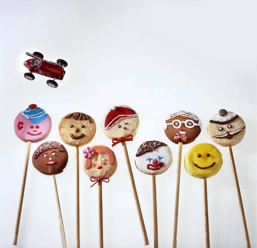 点心,脸,头,脸颊,无人,笑,微笑,横图,俯视,室内,特写,白天,白色背景,餐桌,桌子,一排,许多,阴影,整齐,反射,棒棒糖,影子,食品,糖,糖果,甜点,甜品,食物,排列,饼干,甜食,零食,摄影,影棚,餐台,队列,波板糖,头部,脸部,脸蛋,面部,彩图,高角度拍摄,影棚拍摄,拍摄,拟人