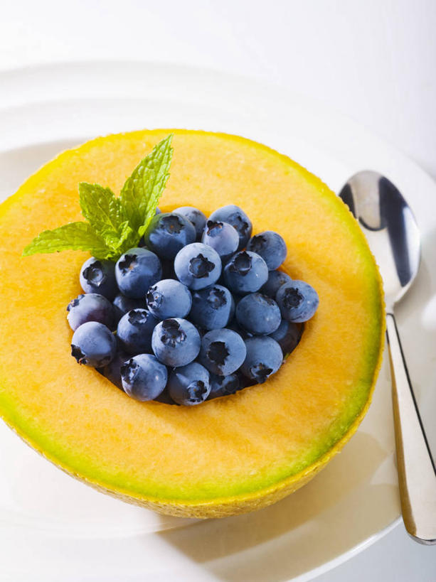 无人,竖图,俯视,室内,特写,白天,白色背景,餐桌,桌子,浆果,蓝莓,木瓜,水果,一堆,许多,阴影,堆叠,堆积,新鲜,反射,影子,生食,食品,果实,食物,蓝色,摄影,有机食品,绿色食品,影棚,餐台,堆,横截面,剖面,奶匏,蓬生果,乳瓜,石瓜,万寿匏,截面,截面图形,万寿果,山都柿,蓝浆果,蓝靛果,番木瓜,彩图,高角度拍摄,影棚拍摄,拍摄