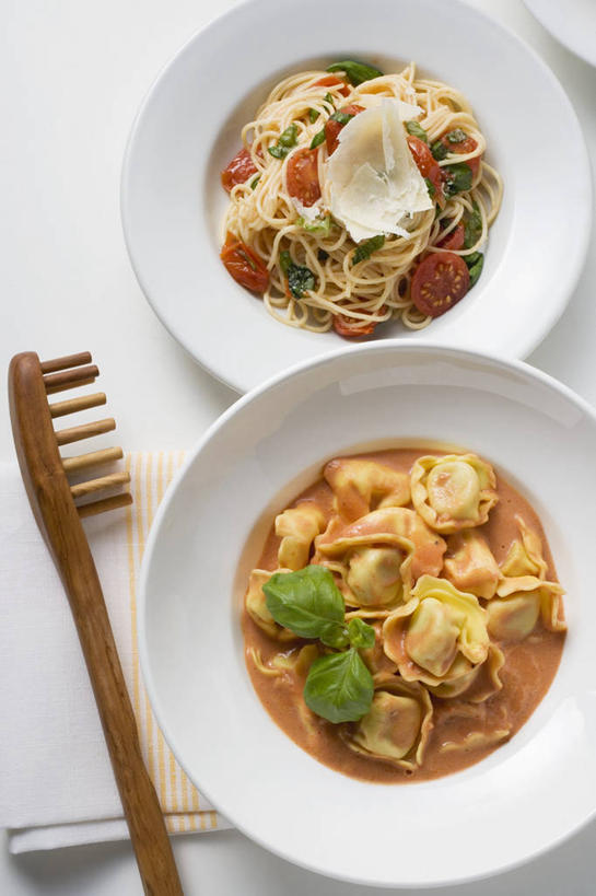 面食,无人,竖图,俯视,室内,特写,白天,白色背景,烹饪,西餐,餐桌,桌子,蔬菜,西红柿,小番茄,一堆,许多,阴影,堆叠,堆积,新鲜,反射,影子,陶瓷,料理,食品,饺子,面点,陶瓷制品,小吃,菜肴,美食,食物,两个,红色,白色,容器,刷子,碗,西式,摄影,佳肴,有机食品,绿色食品,影棚,餐台,储藏,堆,储存,意大利饺子,小西红柿,樱桃小番茄,珍珠小番茄,樱桃番茄,圣女果,番茄,彩图,高角度拍摄,影棚拍摄,拍摄,贮存