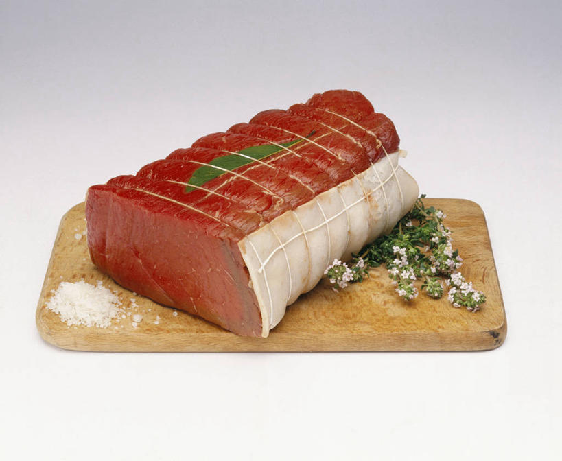 无人,横图,俯视,室内,特写,白天,白色背景,餐桌,桌子,一块,阴影,反射,木制,影子,调味,肉,香料,佐料,牛肉,案板,肉类,砧板,木制品,摄影,影棚,餐台,配料,横截面,剖面,肉食,作料,截面,截面图形,彩图,高角度拍摄,影棚拍摄,拍摄