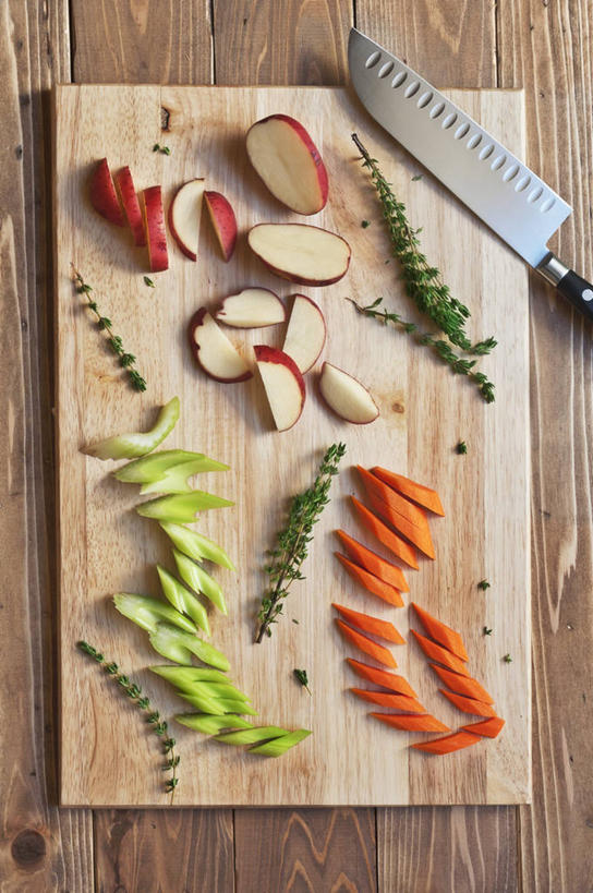 无人,竖图,俯视,室内,特写,白天,餐桌,桌子,萝卜,胡萝卜,芹菜,蔬菜,金属制品,一把,一堆,许多,阴影,堆叠,堆积,新鲜,芳香,反射,金属,木制,工具,影子,食品,刀具,食物,木制品,刀,香草,有机食品,绿色食品,餐台,堆,吉祥,百里香,麝香草,菜刀,如意,勇气,勇敢,切菜刀,地椒,自尊,不屈,大红萝卜,东北红萝卜,平安,药芹,水芹,莱菔,红萝卜,旱芹,甘荀,彩图,高角度拍摄