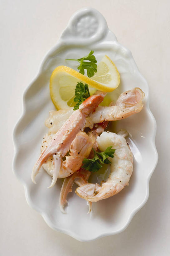 无人,竖图,俯视,室内,特写,白天,白色背景,烹饪,西餐,餐桌,桌子,柠檬,蔬菜,餐具,阴影,新鲜,反射,碟子,盘,影子,香菜,虾,料理,食品,菜肴,美食,大虾,食物,一个,黄色,白色,盘子,碟,西式,摄影,佳肴,有机食品,绿色食品,影棚,对虾,单个,餐台,斑节虾,胡菜,香荽,原荽,园荽,芫荽,胡荽,莞荽,芫茜,芫蓿,莚葛草,莚荽菜,东方对虾,中国对虾,益母果,柠果,彩图,高角度拍摄,影棚拍摄,拍摄