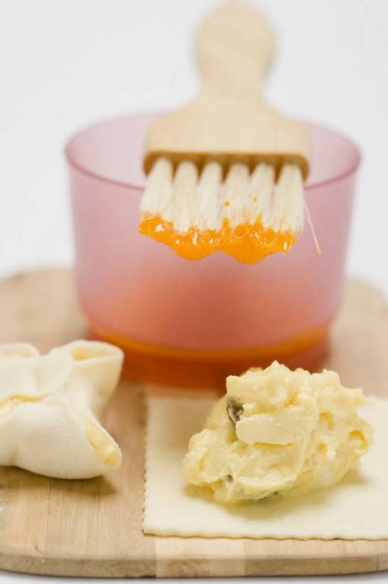 奶酪,无人,竖图,俯视,室内,特写,白天,白色背景,烹饪,餐桌,桌子,厨具,阴影,朦胧,模糊,反射,木制,影子,蛋黄,干酪,起司,案板,芝士,营养,砧板,木制品,刷子,乳酪,摄影,影棚,餐台,乳制品,发酵,烹饪用具,烹调用具,烹调,彩图,高角度拍摄,影棚拍摄,拍摄,烧烤刷