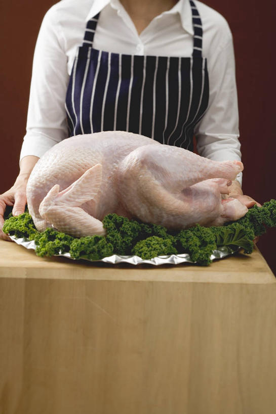 西方人,一个人,站,竖图,室内,白天,正面,衬衫,餐桌,桌子,芹菜,蔬菜,欧洲,欧洲人,仅一个年轻女性,仅一个女性,仅一个人,阴影,服装,反射,木制,围裙,影子,鸡肉,肉,火鸡,休闲装,肉类,衣服,木制品,站着,休闲,休闲服,摄影,服饰,荷兰芹,欧芹,香芹,影棚,褐色背景,餐台,肉食,法香,巴西利,洋香菜,洋芫荽,法国香菜,旱芹菜,番荽,年轻女性,女人,女性,白种人,站立,半身,彩图,影棚拍摄,衬衣,拍摄