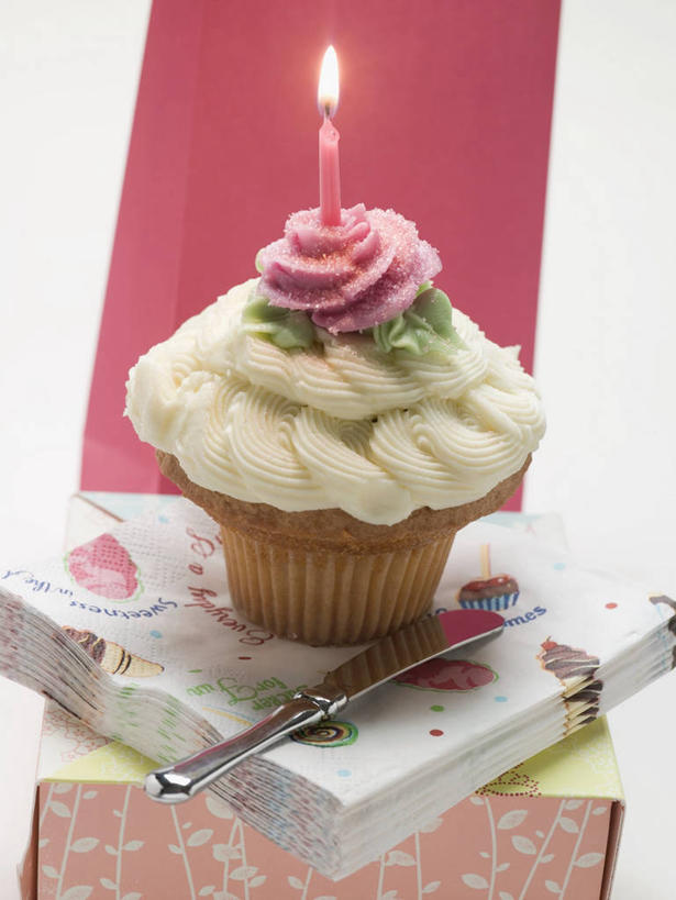 点心,无人,竖图,俯视,室内,特写,白天,下午茶,餐桌,桌子,餐具,蜡烛,一把,阴影,朦胧,模糊,光线,工具,火焰,影子,烛光,食品,刀具,燃烧,食物,糕点,一个,刀,点燃,单个,餐台,纸托,餐刀,纸杯蛋糕,纸托蛋糕,蛋糕托,蛋糕托纸,蛋糕纸托,彩图,高角度拍摄,蛋糕