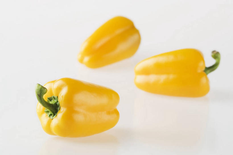 无人,横图,俯视,室内,特写,白天,白色背景,餐桌,桌子,辣椒,蔬菜,阴影,新鲜,反射,影子,食品,食物,三个,黄色,摄影,有机食品,绿色食品,影棚,餐台,彩椒,辣角,红海椒,大椒,辣虎,广椒,甜椒,柿子椒,辣子,海椒,番椒,灯笼椒,彩图,高角度拍摄,影棚拍摄,拍摄